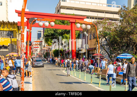 SAO PAULO, Brasilien, 14. JULI 2018; Orientalische Street Market in Liberdade Nachbarschaft, Japanische und Asiatische Einwanderer Residence. Stockfoto