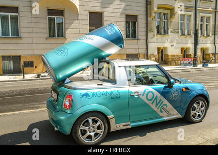 Prag, tschechische Republik - AUGUST 2018: Custom Design car Red Bull tonic Wasser auf einer Straße in Prag zu fördern. Stockfoto