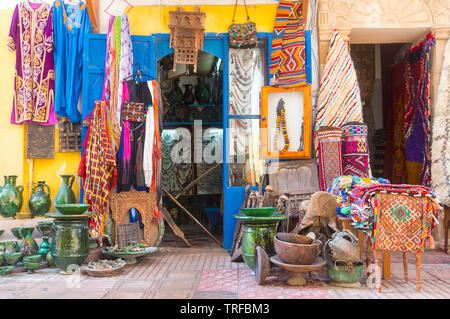 Traditionelle marokkanische Street Market oder Souk in der Altstadt von Essaouira Medina in Marokko Stockfoto