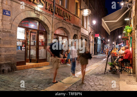 LYON, Frankreich - 21 August 2018: Bunte saint Jean Viertel in der Altstadt von Lyon, die berühmte und typische Altstadt der Stadt Lyon in der Nacht. Die Menschen auf der Stockfoto