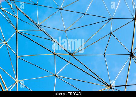 Mikro-sieb auf einem Hintergrund von sauberen blauen Himmel. Das Netz ist aus den Wolken zu fangen. Stockfoto