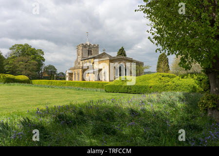 Die Kirche der Heiligen als aus Gründen der Lamport Hall, Northamptonshire, Großbritannien gesehen; die ältesten Teile der Kirche stammen aus dem 13. Jahrhundert. Stockfoto