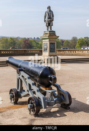 Einer der beiden Colonel William Dundas 68 pfünder Kanonen und der Gedenkstätte Statue von Sir Titus Salt iRoberts Park, Saltaire, Bradford, West Yorkshire Stockfoto