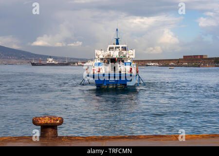 Neapel, Italien - 30. Mai 2019: kleine Passagier Boot setzt Segel vom Hafen in Richtung der Insel Procida im Golf von Neapel. Stockfoto