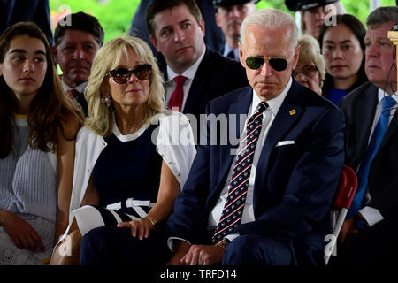 Hoffnungsvolles ehemaliger Vizepräsident Joe Biden (mit Sonnenbrille), von Dr. Jill Biden und Enkelin Natalie Biden auf seiner Seite verbunden, an t Stockfoto