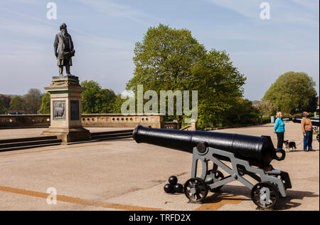 Einer der beiden Colonel William Dundas 68 pfünder Kanonen und der Gedenkstätte Statue von Sir Titus Salt iRoberts Park, Saltaire, Bradford, West Yorkshire Stockfoto