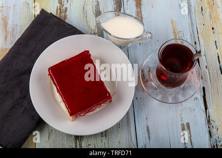 Türkische traditionelle Trilece Karamell Milchprodukte Nachtisch Kuchen. Süße Präsentation Konzept auf hölzernen Tisch. Stockfoto