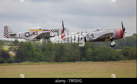 Republic P-47 D Thunderbolt F4-J und North American P-51D Mustang WZ-1 vom Duxford Flugplatz Stockfoto