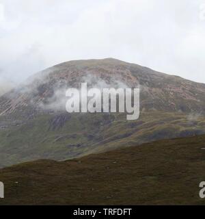 Niedrige Misty cumulus humilis Cloud von Beinn na Caillich, Red Cuillin Hills unter einem bewölkten Herbst Himmel. Isle of Skye, Schottland, Großbritannien. Stockfoto