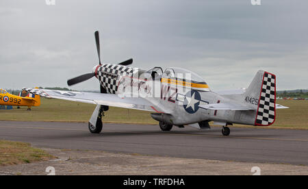 North American TF-51D Mustang WZ-1 in Duxford Flugplatz Rollen Stockfoto