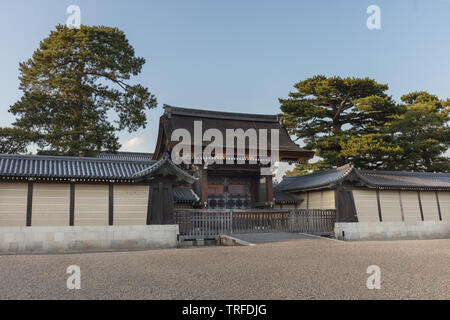 Der hölzerne Tore vor dem Kaiserpalast in Kyoto, Japan Stockfoto