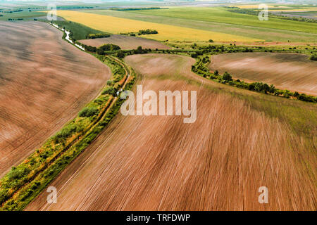 Ebene Landschaft Luftaufnahme, landwirtschaftlich genutzte Gebiet von Drone pov Stockfoto