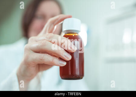 Kinderarzt empfiehlt paracetamol Sirup für die medizinische Behandlung von baby Patienten in der Pädiatrie medical Office, selektiver Fokus Stockfoto