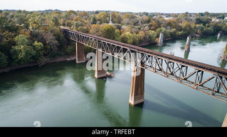 Tagsüber im Freien Drone Foto Querformat verrostetem Stahl Rail Bahn Kreuzung alte Historische szenischen Potomac River in Maryland, USA Stockfoto