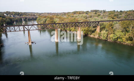 Tagsüber Antenne Drone malerische Landschaft Fotografie verrostete Antiken Steel Train Trestle Railroad Crossing historischen Potomac River in Maryland, USA Stockfoto