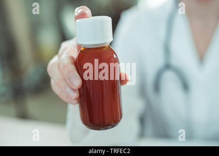 Kinderarzt empfiehlt paracetamol Sirup für die medizinische Behandlung von baby Patienten in der Pädiatrie medical Office, selektiver Fokus Stockfoto