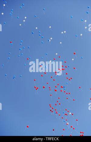 Bunte Luftballons erz Kugeln gefüllt mit Helium fliegen in den blauen Himmel Stockfoto