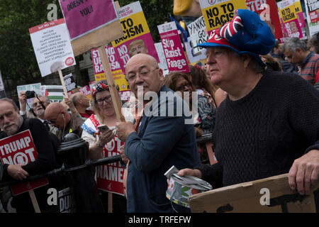 Gemeinsam gegen Trump, nationalen Demonstration, 4. Juni 2019 in London. Tausende versammeln sich in Central London gegen Donald Trump Staatsbesuch in London zu protestieren. Die Demonstranten demostrate gegen seinen Rassismus, mysogyny, Klima der Ablehnung und Störungen in der britischen Politik. (Foto von Mike Abrahams) Stockfoto