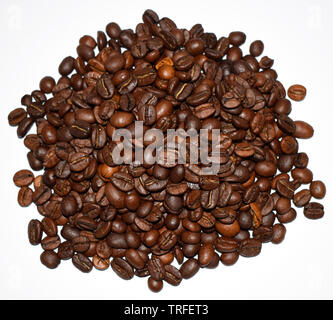 Geröstete Kaffeebohnen isoliert auf einem weißen Hintergrund, Kaffee, aromatische Speisen und Getränke. Ansicht von oben flache Textur. Nahaufnahme Hintergrund. Selektive Schärfentiefe Stockfoto