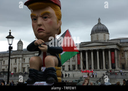 London, Großbritannien. Juni 2019. Ein riesiges Modell von Donald Trump auf dem Trafalgar Square, das auf einer goldenen Toilette sitzt, während er auf dem Trafalgar Square twittert, als Demonstranten einen Protesttag im Zentrum von London auf dem Trafalgar Square gegen den Präsidenten der USA, Donald Trump, hielten, der Großbritannien besuchte. Bild: Joe Kuis / Alamy Stockfoto