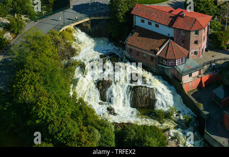 Luftaufnahme über Mossefossen Wasserfall am Auslass der See Vansjø in der Stadt Moss in Østfold, Norwegen. Der Name der Brücke ist Storebro, und das Gebäude in der rechten oberen Druidegården genannt wird. Der See Vansjø und die umliegenden Seen und Flüsse sind ein Teil des Wassers, das System namens Morsavassdraget. September, 2006. Stockfoto