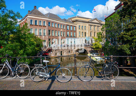 UTRECHT, NIEDERLANDE - 28. MAI 2019: Innenstadt mit bycycles am Bezembrug (Besen Brücke), die Oudegracht (alten Kanal), Stadhuisbrug (T geparkt Stockfoto