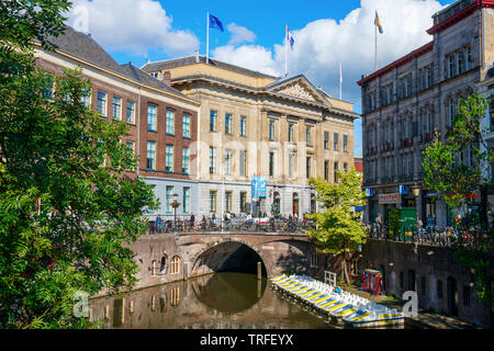 UTRECHT, NIEDERLANDE - 28. MAI 2019: Innenstadt mit dem Oudegracht (alten Kanal), Stadhuisbrug (Rathaus Brücke) und dem Alten Rathaus Utrecht vi. Stockfoto