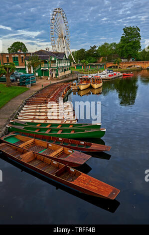 Stratford-upon-Avon, Warwickshire und Boote auf dem Fluss Avon früh an einem Sommermorgen. Stockfoto