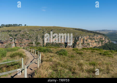 Treppe und Pfad wickeln Ihren Weg in die Höhlen in Lake Eland, Oribi Gorge, Südafrika Stockfoto