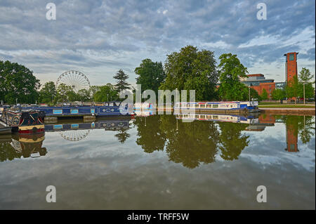 Stratford-upon-Avon, Warwickshire und Boote im Wasser wider. Stockfoto