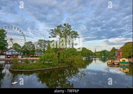 Stratford-upon-Avon, Warwickshire und Boote im Wasser wider. Stockfoto