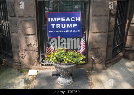 Trump anzuklagen Zeichen vor einem Backsteingebäude in der Wohngegend von Park Slope, Brooklyn, NY. Stockfoto