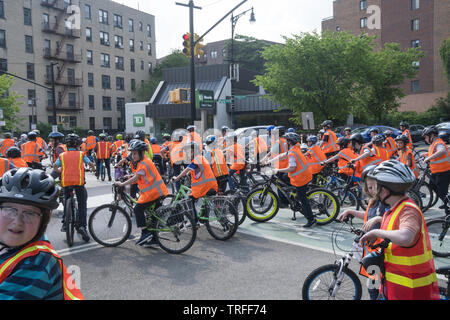Große Gruppe von orthodoxen jüdischen Jungen aus der Borough Park Nachbarschaft verlassen Prospect Park auf einer Fahrradtour in Brooklyn, New York. Stockfoto