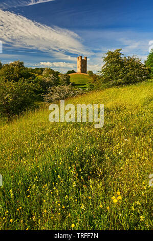 Broadway Tower steht auf Fisch Hügel im nördlichen Cotswolds, und ist eine lokale Anzeigen Point ebenso wie eine mittelalterliche Burg Torheit. Stockfoto