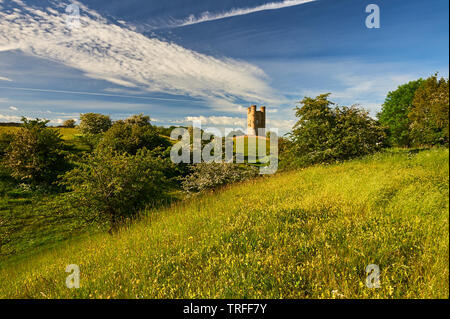 Broadway Tower steht auf Fisch Hügel im nördlichen Cotswolds, und ist eine lokale Anzeigen Point ebenso wie eine mittelalterliche Burg Torheit. Stockfoto