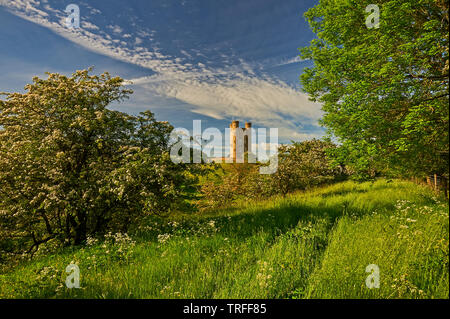Broadway Tower steht auf Fisch Hügel im nördlichen Cotswolds, und ist eine lokale Anzeigen Point ebenso wie eine mittelalterliche Burg Torheit. Stockfoto