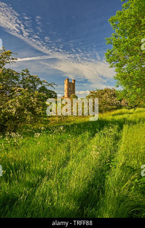 Broadway Tower steht auf Fisch Hügel im nördlichen Cotswolds, und ist eine lokale Anzeigen Point ebenso wie eine mittelalterliche Burg Torheit. Stockfoto