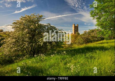 Broadway Tower steht auf Fisch Hügel im nördlichen Cotswolds, und ist eine lokale Anzeigen Point ebenso wie eine mittelalterliche Burg Torheit. Stockfoto