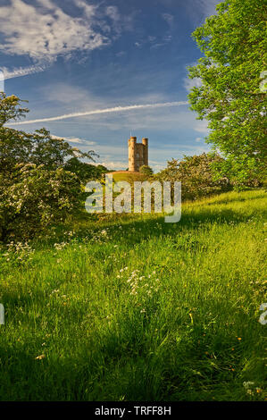 Broadway Tower steht auf Fisch Hügel im nördlichen Cotswolds, und ist eine lokale Anzeigen Point ebenso wie eine mittelalterliche Burg Torheit. Stockfoto