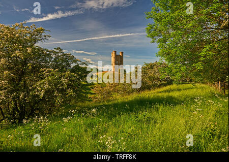 Broadway Tower steht auf Fisch Hügel im nördlichen Cotswolds, und ist eine lokale Anzeigen Point ebenso wie eine mittelalterliche Burg Torheit. Stockfoto