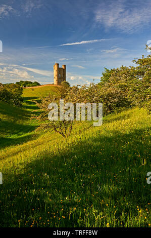 Broadway Tower steht auf Fisch Hügel im nördlichen Cotswolds, und ist eine lokale Anzeigen Point ebenso wie eine mittelalterliche Burg Torheit. Stockfoto