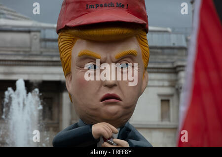 London, Großbritannien. Juni 2019. Detail eines riesigen Modells von Donald Trump, der auf einer goldenen Toilette sitzt, während er twittert, als Demonstranten einen Protesttag im Zentrum von London auf dem Trafalgar Square gegen den Präsidenten der USA, Donald Trump, hielten, der Großbritannien besucht. Bild: Joe Kuis / Alamy Stockfoto