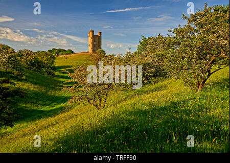 Broadway Tower steht auf Fisch Hügel im nördlichen Cotswolds, und ist eine lokale Anzeigen Point ebenso wie eine mittelalterliche Burg Torheit. Stockfoto