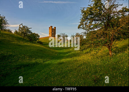 Broadway Tower steht auf Fisch Hügel im nördlichen Cotswolds, und ist eine lokale Anzeigen Point ebenso wie eine mittelalterliche Burg Torheit. Stockfoto