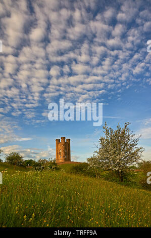 Broadway Tower steht auf Fisch Hügel im nördlichen Cotswolds, und ist eine lokale Anzeigen Point ebenso wie eine mittelalterliche Burg Torheit. Stockfoto