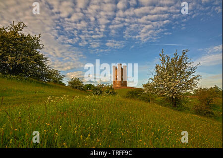 Broadway Tower steht auf Fisch Hügel im nördlichen Cotswolds, und ist eine lokale Anzeigen Point ebenso wie eine mittelalterliche Burg Torheit. Stockfoto