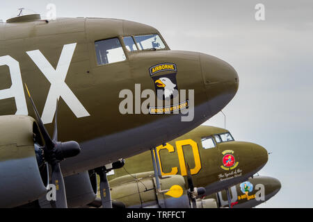 D - Tag 75 - Mannschaften und Dakota Flugzeuge sind am IWM Duxford airfield für den D-Day feiern, die in einen Flug der historischen WW2 Aircraft in der Normandie am 5. Juni seinen Höhepunkt vorbereitet. Stockfoto