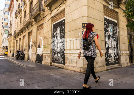 Frau geht durch die Straßen von Malaga Soho Art District. Malaga, Andalusien, Spanien. Stockfoto