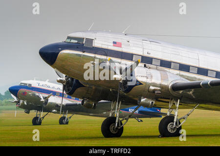 D - Tag 75 - Mannschaften und Dakota Flugzeuge sind am IWM Duxford airfield für den D-Day feiern, die in einen Flug der historischen WW2 Aircraft in der Normandie am 5. Juni seinen Höhepunkt vorbereitet. Stockfoto