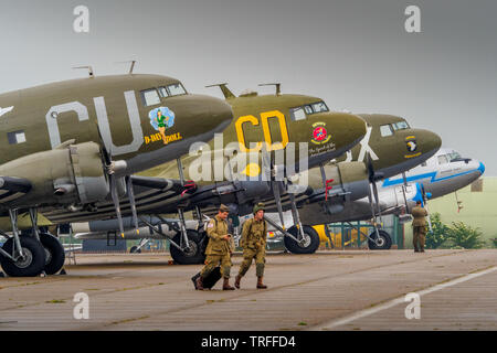 D - Tag 75 - Mannschaften und Dakota Flugzeuge sind am IWM Duxford airfield für den D-Day feiern, die in einen Flug der historischen WW2 Aircraft in der Normandie am 5. Juni seinen Höhepunkt vorbereitet. Stockfoto